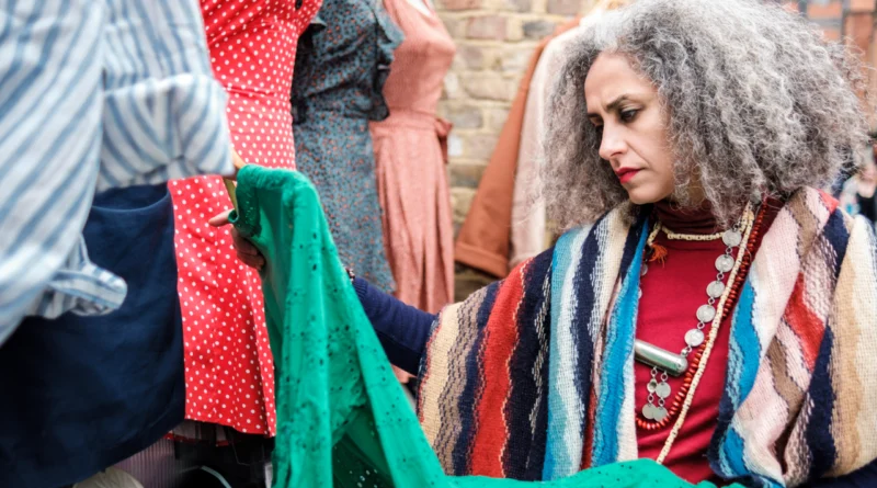 İngiltere ikinci el alışveriş için charity shop vitrini