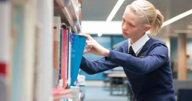 ingiltere kütüphane kartı ve kitaplar ve öğrenci