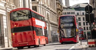 Londra ulaşım rehberi kapsamında Oyster kart kullanan bir yolcu