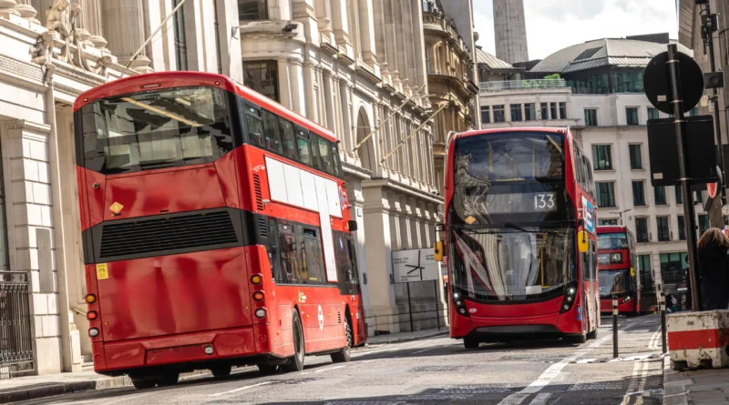 Londra ulaşım rehberi kapsamında Oyster kart kullanan bir yolcu